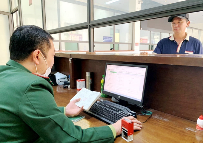 Lực lượng Biên phòng hoạt động trực tiếp tại cửa khẩu quốc tế Cha Lo luôn nâng cao tinh thần trách nhiệm trong công tác chuyên môn, nghiệp vụ cửa khẩu. Ảnh: Thành Luân-TTXVN phát “Lá chắn thép” giữ vững an ninh biên giới ảnh 2
