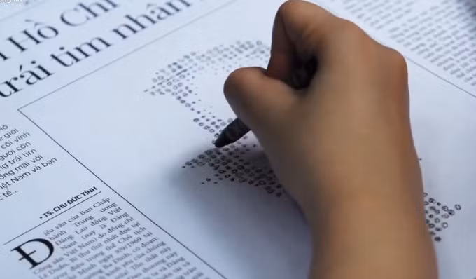 Kỷ niệm 130 năm Ngày sinh Chủ tịch Hồ Chí Minh: Trải nghiệm vẽ chân dung Bác Hồ trên 10 tờ báo in ảnh 1
