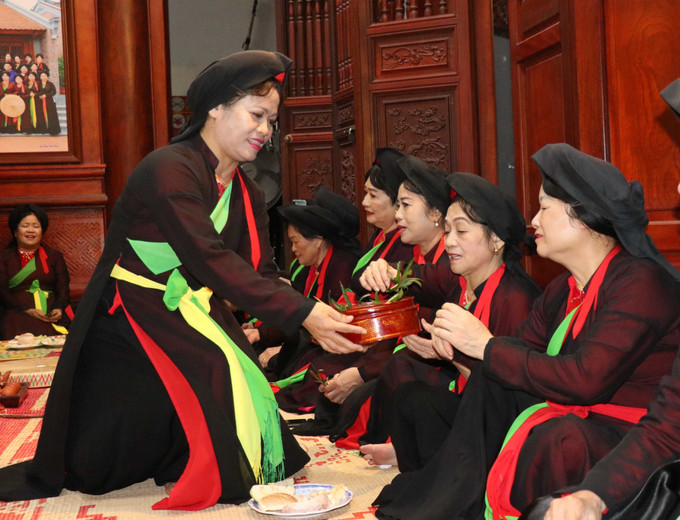 Liền chị Quan họ Thị Cầu mời trầu tại canh hát Quan họ. Ảnh: Thái Hùng- TTXVN Bắc Ninh đưa nghệ thuật truyền thống vào các điểm du lịch ảnh 2