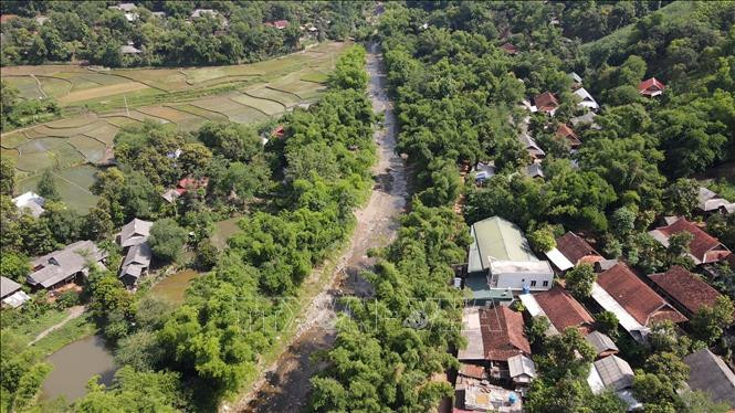 Một khu dân cư thuộc bản Na Pản, xã Chiềng Đông, huyện Yên Châu nằm bên dòng suối tiềm ẩn nguy cơ lũ quét. Ảnh: Hữu Quyết - TTXVN Sơn La sớm di chuyển các hộ dân khỏi vùng nguy cơ sạt lở ảnh 1