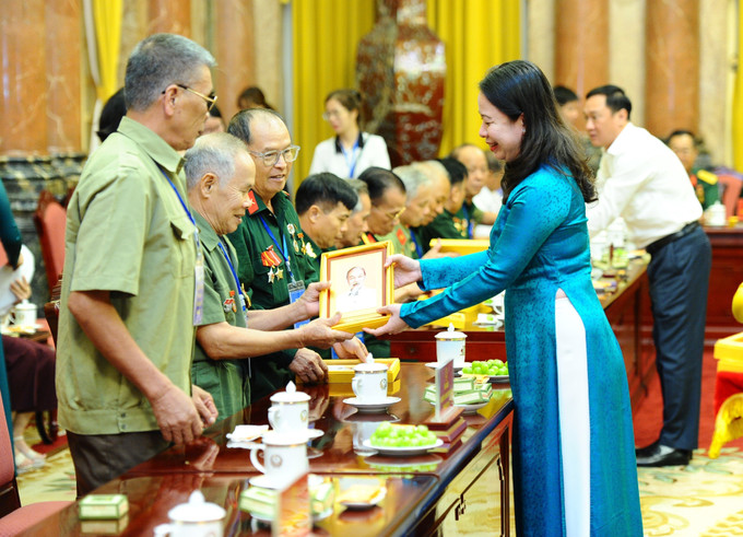 Phó Chủ tịch nước Võ Thị Ánh Xuân tặng ảnh chân dung Chủ tịch Hồ Chí Minh cho các đại biểu. Ảnh: Minh Đức – TTXVN Phó Chủ tịch nước gặp mặt Đoàn đại biểu người có công tiêu biểu tỉnh Bắc Kạn ảnh 2