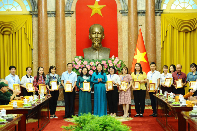 Phó Chủ tịch nước Võ Thị Ánh Xuân tặng ảnh chân dung Chủ tịch Hồ Chí Minh cho các đại biểu. Ảnh: Minh Đức – TTXVN Phó Chủ tịch nước gặp mặt Đoàn đại biểu người có công tiêu biểu tỉnh Bắc Kạn ảnh 4