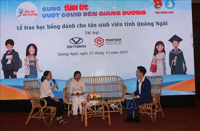 Giao lưu cùng các tân sinh viên có hoàn cảnh khó khăn. Ảnh: Đinh Hương – TTXVN Quảng Ngãi: Trao học bổng “Tiếp sức đến trường” cho các tân sinh viên có hoàn cảnh khó khăn ảnh 2