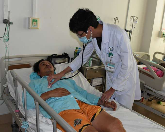 Bác sĩ thăm khám cho bệnh nhân H.V.Q. Ảnh: Hoàng Nhị - TTXVN Cảnh báo ngộ độc do ăn nấm lạ ảnh 1