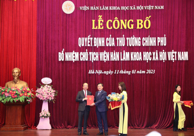 Thừa ủy quyền, Phó Thủ tướng Chính phủ Lê Minh Khái trao Quyết định của Thủ tướng Chính phủ bổ nhiệm Chủ tịch Viện Hàn lâm Khoa học xã hội Việt Nam cho đồng chí Phan Chí Hiếu. Ảnh: Hoàng Hiếu - TTXVN Công bố quyết định bổ nhiệm Chủ tịch Viện Hàn lâm Khoa học xã hội Việt Nam ảnh 2