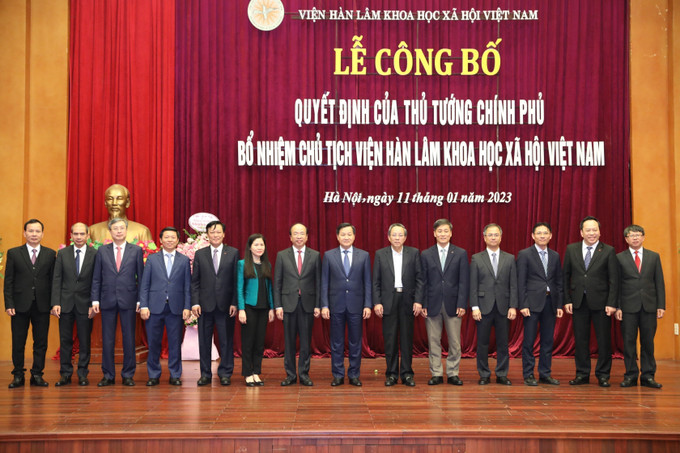 Phó Thủ tướng Chính phủ Lê Minh Khái và Chủ tịch Viện Hàn lâm Khoa học xã hội Việt Nam Phan Chí Hiếu cùng các đại biểu chụp ảnh chung. Ảnh: Hoàng Hiếu - TTXVN Công bố quyết định bổ nhiệm Chủ tịch Viện Hàn lâm Khoa học xã hội Việt Nam ảnh 3