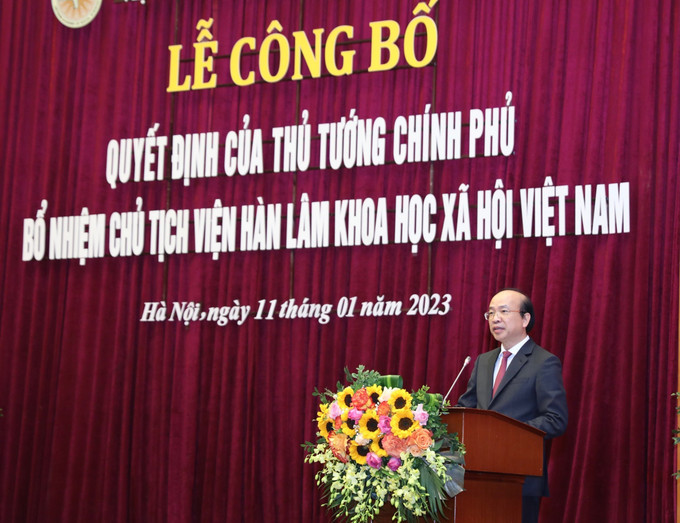 Tân Chủ tịch Viện Hàn lâm Khoa học xã hội Việt Nam Phan Chí Hiếu phát biểu nhận nhiệm vụ. Ảnh: Hoàng Hiếu - TTXVN Công bố quyết định bổ nhiệm Chủ tịch Viện Hàn lâm Khoa học xã hội Việt Nam ảnh 4