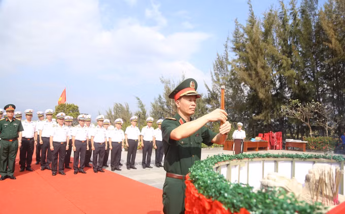 Dâng hương tưởng nhớ các Anh hùng Liệt sỹ Gạc Ma ảnh 2