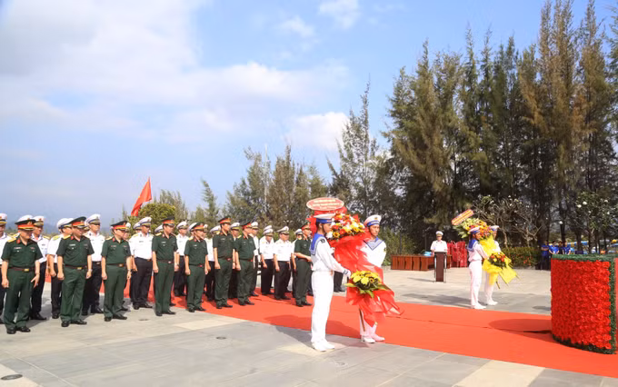 Dâng hương tưởng nhớ các Anh hùng Liệt sỹ Gạc Ma ảnh 3