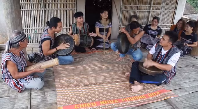 Những lớp học “đặc biệt” cho thế hệ trẻ người Hrê ảnh 3