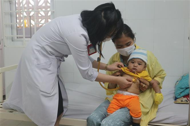 Bác sỹ Bệnh viện Đa khoa tỉnh Kon Tum kết hợp thăm, khám với tuyên truyền cho phụ huynh về cách phòng, chống bệnh trên trẻ em. Ảnh: Dư Toán – TTXVN. Kon Tum chủ động phòng, chống bệnh cho trẻ em thời điểm giao mùa ảnh 1