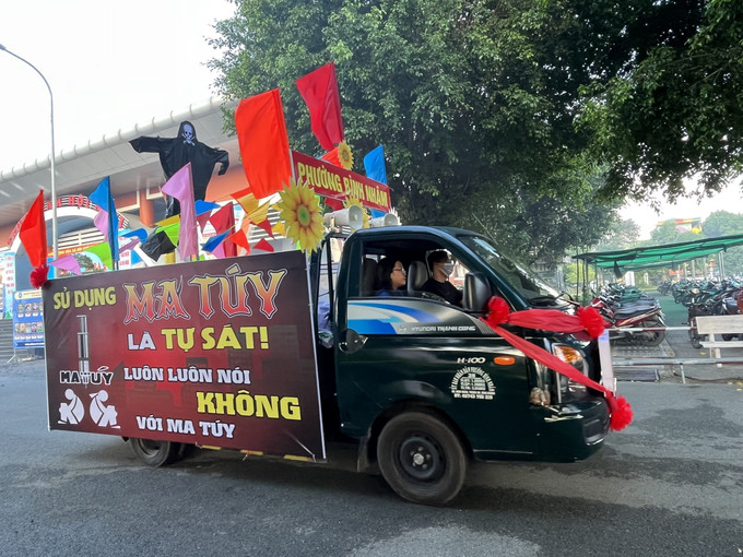 Ngày 26/6/2022, UBND tỉnh Bình Dương tổ chức lễ ra quân hưởng ứng Ngày toàn dân phòng, chống ma túy năm 2022 với chủ đề “Nâng cao hiệu quả công tác cai nghiện ma túy và quản lý người sử dụng trái phép chất ma túy vì một cộng đồng khỏe mạnh và an toàn”. Trong ảnh: Hoạt động diễu hành hưởng ứng Ngày toàn dân phòng, chống ma túy năm 2022. Ảnh: Huyền Trang - TTXVN Chặt đứt “vòi bạch tuộc” ma túy (Bài cuối) ảnh 3