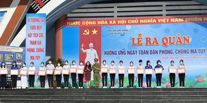 Ngày 26/6/2022, UBND tỉnh Bình Dương tổ chức lễ ra quân hưởng ứng Ngày toàn dân phòng, chống ma túy năm 2022 với chủ đề “Nâng cao hiệu quả công tác cai nghiện ma túy và quản lý người sử dụng trái phép chất ma túy vì một cộng đồng khỏe mạnh và an toàn”. Ảnh: Huyền Trang - TTXVN. Trong ảnh: Các tập thể, cá nhân có thành tích xuất sắc trong Cuộc thi “Vẽ tranh tuyên truyền về phòng, chống ma túy và tác hại của ma túy” năm 2022. Ảnh: Huyền Trang - TTXVN Chặt đứt “vòi bạch tuộc” ma túy (Bài cuối) ảnh 1