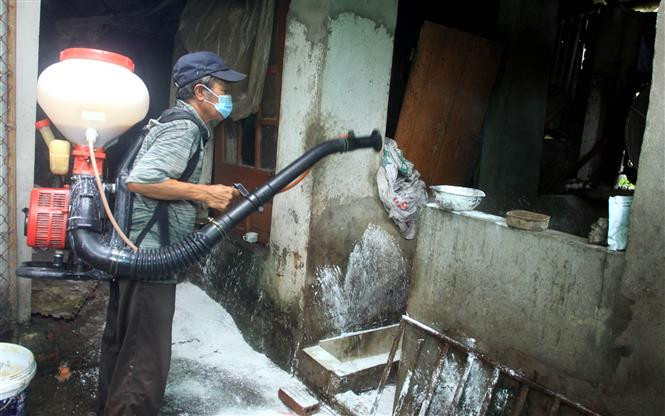 Phun thuốc khử trùng tại ổ dịch xã Đông Hòa, thành phố Thái Bình. Ảnh: Thế Duyệt – TTXVN Thái Bình ngăn chặn nguy cơ lan rộng dịch tả lợn châu Phi ảnh 1