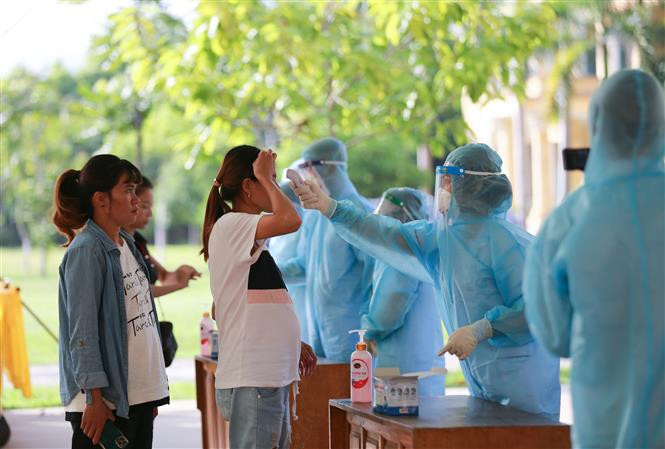 Các công dân được kiểm tra thân nhiệt và được cung cấp các trang thiết bị cần thiết để thực hiện thời gian cách ly theo dõi COVID-19. Ảnh: Trọng Đạt - TTXVN Hòa Bình tiếp nhận 91 công dân từ Đài Loan (Trung Quốc) về cách ly tại Trung đoàn 814 ảnh 6
