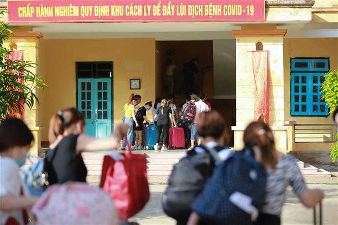 Các công dân vào khu vực cách ly tại Trung đoàn 814, Bộ Chỉ huy Quân sự tỉnh Hòa Bình. Ảnh: Trọng Đạt - TTXVN Hòa Bình tiếp nhận 91 công dân từ Đài Loan (Trung Quốc) về cách ly tại Trung đoàn 814 ảnh 8