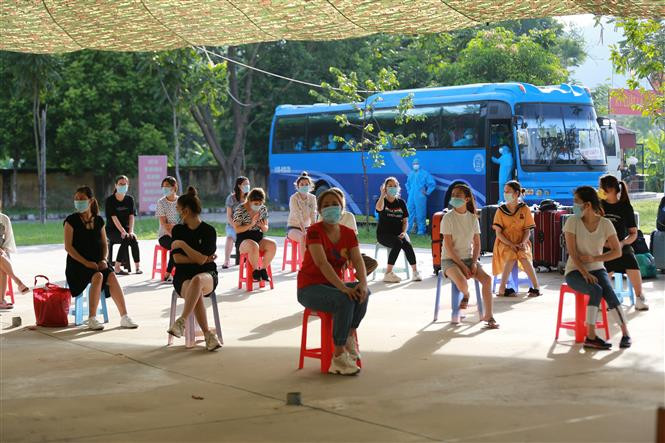 Các công dân tập trung tại sân khu cách ly tại Trung đoàn 814, Bộ Chỉ huy Quân sự tỉnh Hòa Bình. Ảnh: Trọng Đạt - TTXVN Hòa Bình tiếp nhận 91 công dân từ Đài Loan (Trung Quốc) về cách ly tại Trung đoàn 814 ảnh 7