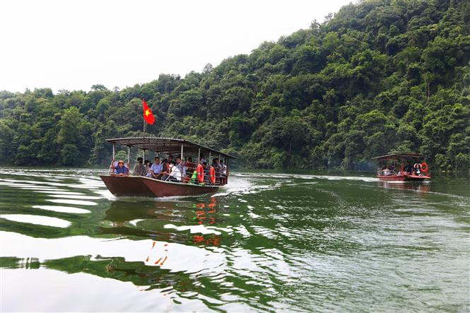 Du khách đi thuyền tham quan hồ Cấm Sơn, huyện Lục Ngạn, Bắc Giang. Ảnh: Danh Lam - TTXVN Bắc Giang phát triển du lịch cộng đồng ảnh 4