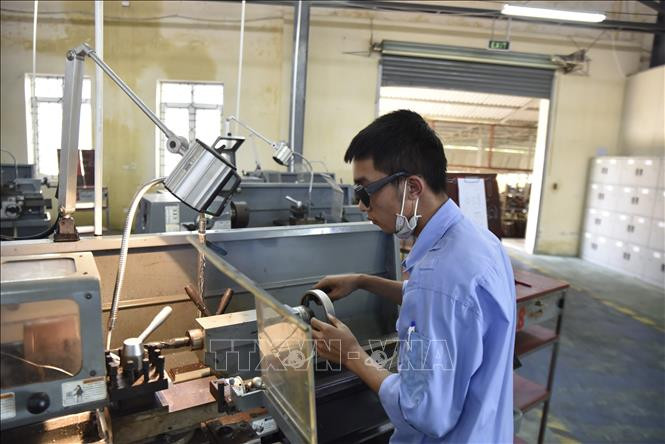 Học sinh tham gia thực hành tại trường Cao đẳng Công nghệ Hà Tĩnh. Ảnh: TTXVN phát Hơn 100 thanh niên nghèo học giỏi ở Hà Tĩnh được “chắp cánh” vào đại học ảnh 3