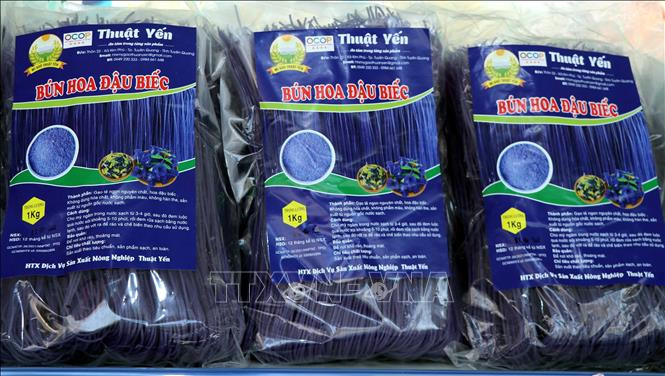 Sản phẩm Bún hoa Đậu Biếc của HTX Dịch vụ sản xuất nông nghiệp Thuận Yến, xã Kim Phú (thành phố Tuyên Quang) đạt OCOP 4 sao. Ảnh Vũ Quang – TTXVN Tuyên Quang nâng cao giá trị cho sản phẩm OCOP ảnh 5