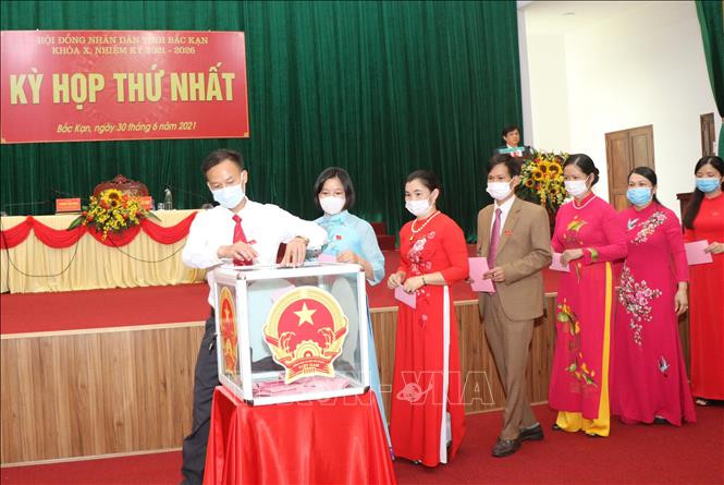 Các đại biểu bỏ phiếu bầu các chức danh chủ chốt trong HĐND, UBND tỉnh khóa X, nhiệm kỳ 2021-2026. Ảnh: Vũ Hoàng Giang – TTXVN Kiện toàn các chức danh chủ chốt của HĐND, UBND tỉnh Bắc Kạn ảnh 1