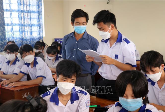 Học sinh lớp 12 Trường Trung học Cơ sở và Trung học Phổ thông Thạnh Tây học tập, ôn luyện chuẩn bị cho kỳ thi tốt nghiệp THPT. Ảnh: Lê Huy Hải - TTXVN Điểm sáng về chất lượng giáo dục ở vùng sâu tỉnh Kiên Giang ảnh 2