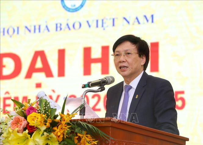 Ông Hồ Quang Lợi, Phó Chủ tịch Thường trực Hội Nhà báo Việt Nam báo cáo tóm tắt Đề án về phương án nhân sự nhiệm kỳ 2020-2025. Ảnh: Tuấn Đức - TTXVN Đại hội lần thứ XI Hội Nhà báo Việt Nam: Xây dựng báo chí cách mạng giàu tính chiến đấu,nhân văn, chuyên nghiệp và hiện đại ảnh 1