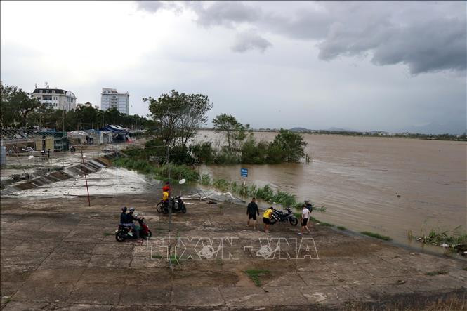 Nước dâng cao ở sông Trà Khúc, đoạn qua thành phố Quảng Ngãi. Ảnh: Sỹ Thắng - TTXVN Quảng Ngãi giải cứu gần 20 công nhân mắc kẹt giữa dòng sông Trà Khúc ảnh 1