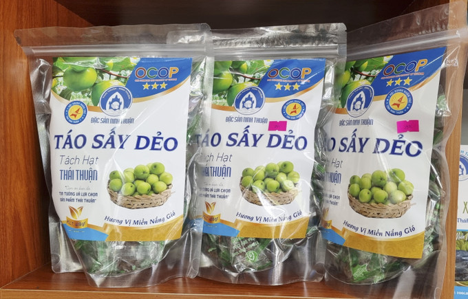 Sản phẩm táo sấy dẻo tách hạt của Công ty TNHH Sản xuất và Thương mại nông sản Thái Thuận – Ninh Thuận (xã Nhơn Sơn, huyện Ninh Sơn) đạt chứng nhận sản phẩm OCOP 3 sao cấp tỉnh. Ảnh: Nguyễn Thành – TTXVN Phát triển kinh tế xanh - tuần hoàn từ sản phẩm OCOP ảnh 2