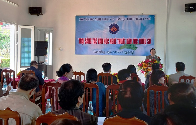 Các tác giả và đại biểu dự lễ khai mạc Trại sáng tác văn học nghệ thuật đề tài dân tộc thiểu số. Ảnh: nhandan.vn Khai mạc Trại sáng tác tác phẩm văn học nghệ thuật đề tài dân tộc thiểu số ảnh 1