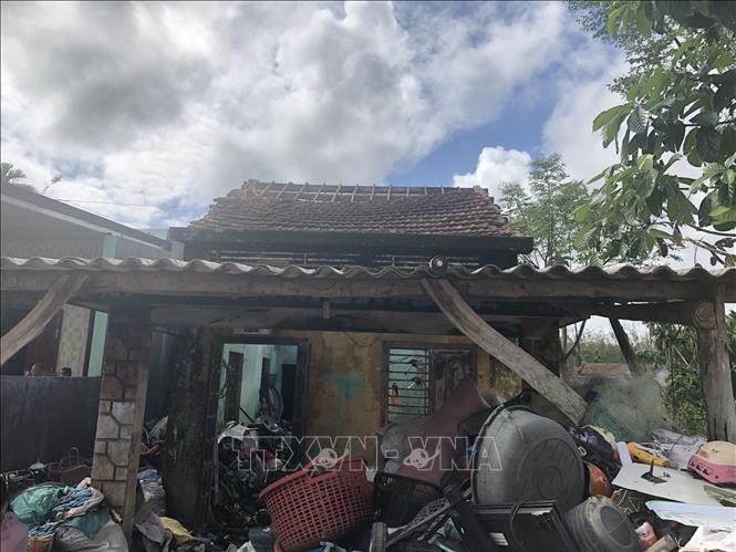 Bão số 9 khiến nhiều gia đình ở xã Đức Chánh, huyện Mộ Đức bị thiệt hại nặng. Ảnh: Sỹ Thắng-TTXVN Quảng Ngãi: Nỗ lực ổn định cuộc sống cho người dân sau khi sạt lở tại một khu dân cư ảnh 1