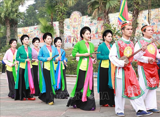 Đoàn rước kiệu dâng lễ vật hương, hoa, bánh chưng, bánh giầy gắn liền với những truyền thuyết về vua Hùng. Ảnh: Thống Nhất – TTXVN Giỗ Tổ Hùng Vương năm 2022: Về vùng đất hai di sản văn hóa thế giới ảnh 1