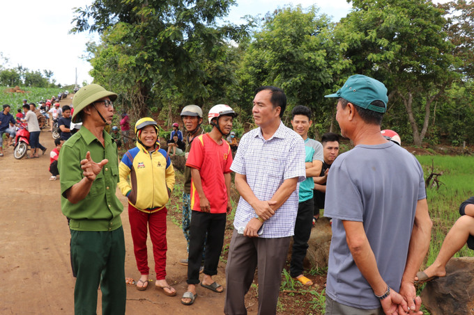 Bí thư Huyện ủy Cư Kuin xuống động viên người dân tại xã Ea Ninh. Ảnh: Phan Anh Dũng-TTXVN Đắk Lắk: Đoàn kết là cội nguồn sức mạnh ảnh 1