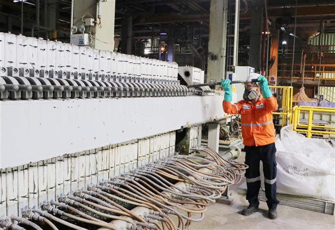 Công nhân Công ty cổ phần Masan High-Tech Materials vận hành dây chuyền chế biến khoáng sản. Ảnh: Hoàng Nguyên - TTXVN Thái Nguyên tập trung ngăn chặn tình trạng khai thác, tiêu thụ khoáng sản trái phép ảnh 1