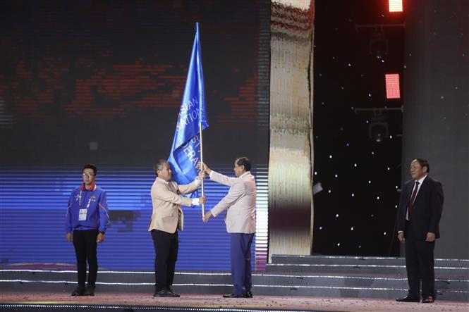 Lễ chuyển giao cờ Liên đoàn Thể thao Đông Nam Á cho Campuchia - nước chủ nhà của SEA Games 32. Ảnh: TTXVN Lễ Bế mạc SEA Games 31: Hội tụ để cùng ngân vang khúc ca chiến thắng ảnh 6