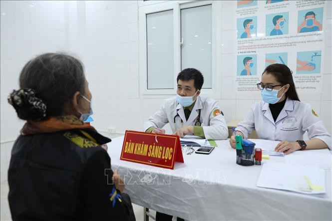 Khám sàng lọc cho tình nguyện viên tham gia đăng ký tiêm thử nghiệm đợt 2 vaccine Nano Covax. Ảnh: Minh Quyết - TTXVN 35 tình nguyện viên đầu tiên tiêm thử nghiệm vaccine ngừa COVID-19 Nano Covax giai đoạn 2 ảnh 2
