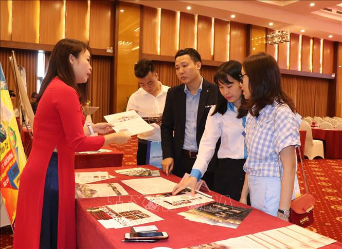 Các đơn vị kinh doanh du lịch giới thiệu các chương trình du lịch Quảng Ninh. Ảnh: Thanh Thương- TTXVN Bắc Ninh - Quảng Ninh hợp tác kích cầu du lịch ảnh 1