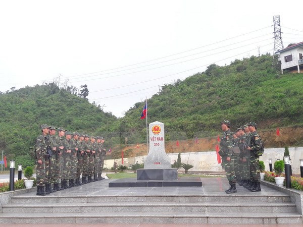 Biên phòng cửa khẩu Lóng Sập (Bộ đội Biên phòng tỉnh Sơn La, Việt Nam) và lực lượng thuộc Đại đội Biên phòng 214 (Bộ Chỉ huy Quân sự tỉnh Hua Phan, Lào) làm thủ tục trước khi tuần tra chung. Ảnh: TTXVN Quy định về ký kết và thực hiện thỏa thuận quốc tế nhân danh đơn vị trực thuộc ảnh 1