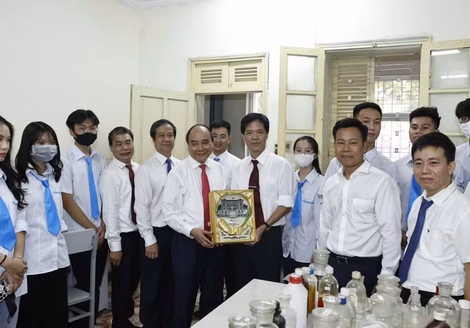 Chủ tịch nước Nguyễn Xuân Phúc dự Lễ khai giảng tại Trường Trung học Phổ thông Chuyên Khoa học Tự nhiên, Đại học Quốc gia Hà Nội ảnh 6
