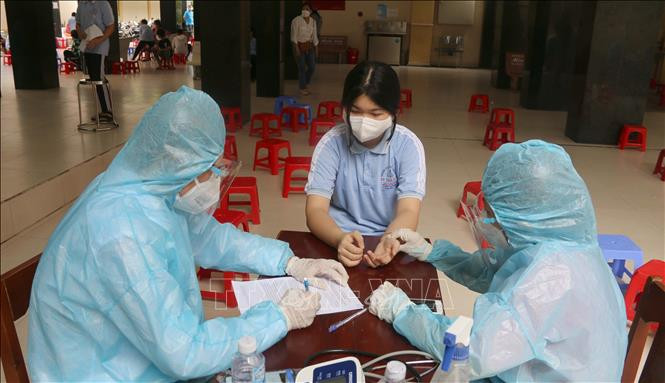 Khám sàng lọc trước khi tiêm vaccine phòng COVID-19 cho học sinh lớp 7. Ảnh: Thanh Hòa- TTXVN Kon Tum triển khai tiêm vaccine phòng COVID-19 cho gần 66.000 trẻ từ 12 đến 17 tuổi ảnh 1