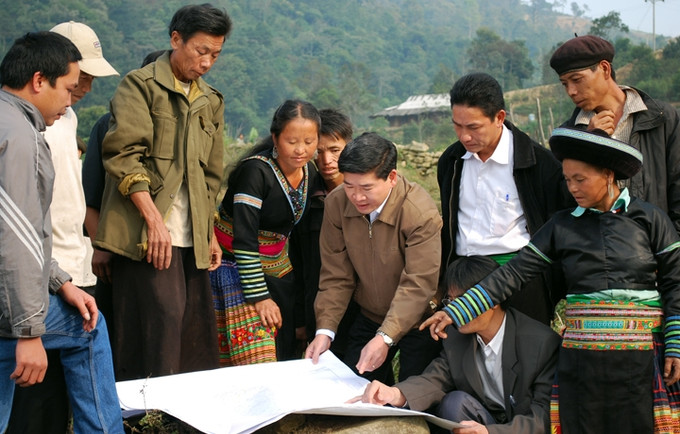 Đồng bào Mông xã Bản Mù, huyện Trạm Tấu (Yên Bái) phấn khởi nhận đất sau khi địa phương điều chỉnh, sắp xếp lại quỹ đất nông nghiệp. Ảnh: nhandan.com.vn Huyện vùng cao Trạm Tấu chuyển mình phát triển ảnh 1