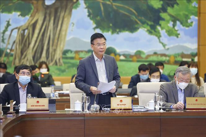 Bộ trưởng Bộ Tư pháp Lê Thành Long trình bày tờ trình. Ảnh: Doãn Tấn - TTXVN Khai mạc Phiên họp thứ 6 của Ủy ban Thường vụ Quốc hội ảnh 4