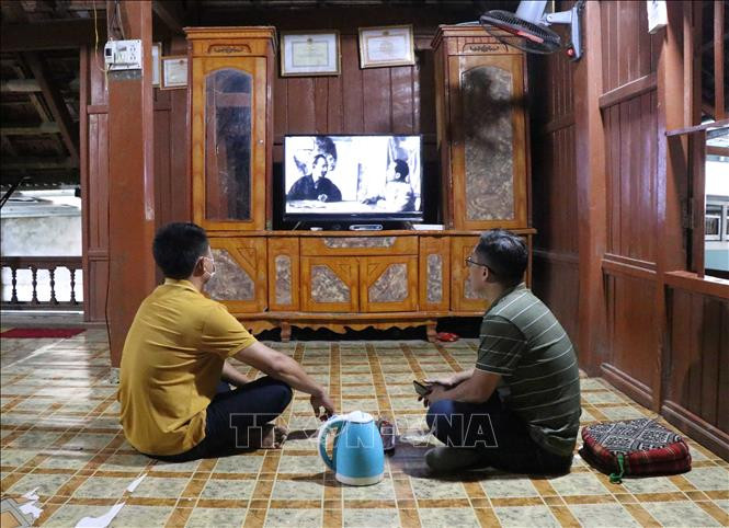 Cứ mỗi dịp gần đến lễ lớn trọng đại của dân tộc như ngày 2/9, 7/5, 30/4, ngày sinh, ngày mất của Đại tướng Võ Nguyên Giáp thì người dân trên địa bàn xã Mường Phăng (thành phố Điện Biên Phủ, tỉnh Điện Biên) lại cùng nhau xem lại những thước phim kể về cuộc đời, quá trình hoạt động cách mạng của Đại tướng để nhớ, tri ân về Người. Ảnh: Xuân Tiến – TTXVN Chiến thắng lịch sử Điện Biên Phủ - Mốc son của đường lối kháng chiến toàn diện ảnh 1