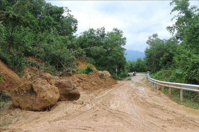 Điểm sạt lở đường tỉnh lộ ĐT 622B, xã Sơn Trà, huyện Trà Bồng, đã được dẹp gọn để thông tuyến. Ảnh: Sỹ Thắng – TTXVN Quảng Ngãi khắc phục, thông tuyến các điểm sạt lở ở các huyện miền núi để người dân đi lại ảnh 2