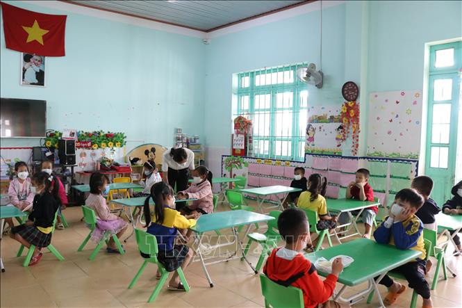 Học sinh mần non trường Mầm non Tân Thành, thành phố Buôn Ma Thuột ngày đầu tiên đến trường trong năm học 2021-2022. Ảnh: Tuấn Anh – TTXVN Đắk Lắk: Thường xuyên kiểm tra, đánh giá các tiêu chí về phòng, chống dịch tại trường học ảnh 1