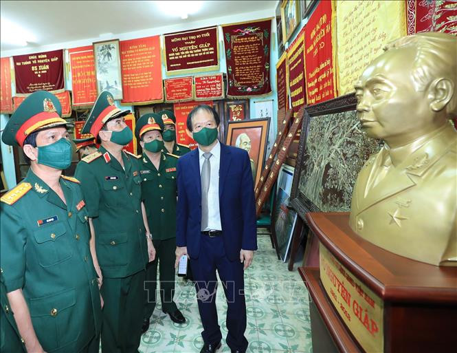 Đại biểu các cơ quan, đơn vị của Bộ Quốc phòng thăm Phòng trưng bày tại gia đình Đại tướng Võ Nguyên Giáp. Ảnh: Trọng Đức - TTXVN Kỷ niệm 110 năm Ngày sinh Đại tướng Võ Nguyên Giáp: Mãi xứng danh "Người anh Cả" của Quân đội nhân dân Việt Nam ảnh 1