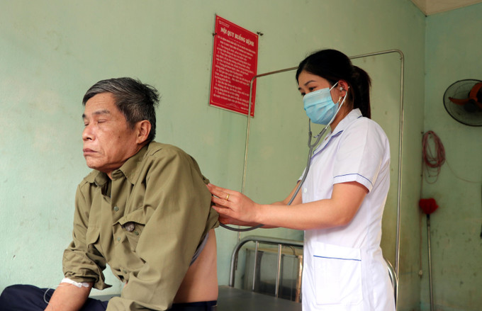 Bác sỹ khám sức khỏe cho người dân xã Yên Lâm, huyện Hàm Yên. Ảnh: Vũ Quang – TTXVN Xây dựng nông thôn mới ở huyện vùng cao Hàm Yên ảnh 2