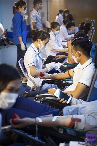 Cán bộ Viện Huyết học và Truyền máu Trung ương thực hiện các bước tiếp nhận máu từ tình nguyện viên. Ảnh: Trọng Đạt - TTXVN Hòa Bình tổ chức Ngày hội hiến máu "Hiến giọt máu đào trao đời sự sống" lần II năm 2021 ảnh 4