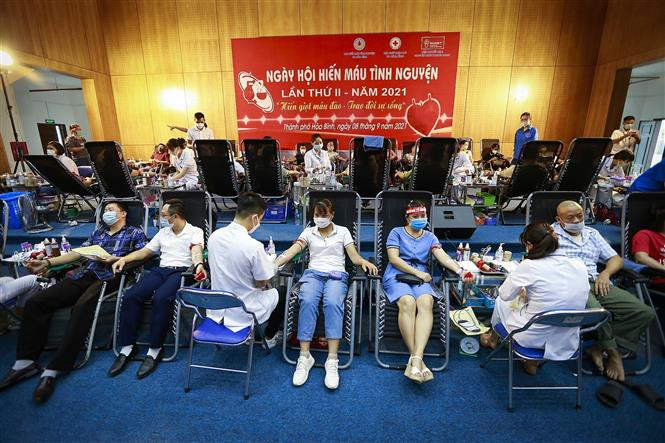 Quang cảnh khu vực hiến máu. Ảnh: Trọng Đạt - TTXVN Hòa Bình tổ chức Ngày hội hiến máu "Hiến giọt máu đào trao đời sự sống" lần II năm 2021 ảnh 3