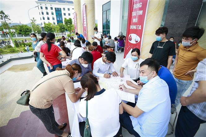 Rất nhiều tình nguyện viên đến đăng ký hiến máu trong Ngày hội. Ảnh: Trọng Đạt - TTXVN Hòa Bình tổ chức Ngày hội hiến máu "Hiến giọt máu đào trao đời sự sống" lần II năm 2021 ảnh 2